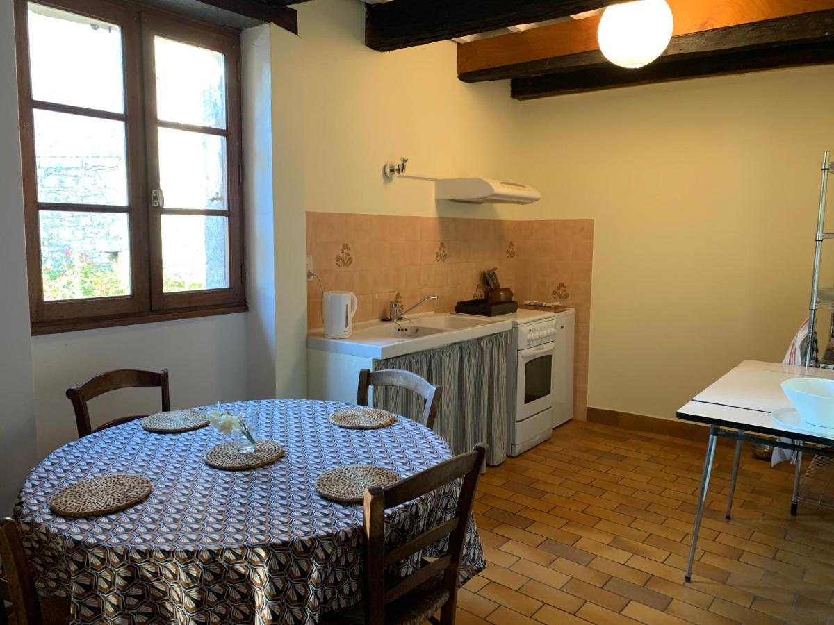 Spacious Apartment In A Charming, Tranquil Village Saint-Vincent-Rive-dʼOlt Exteriér fotografie